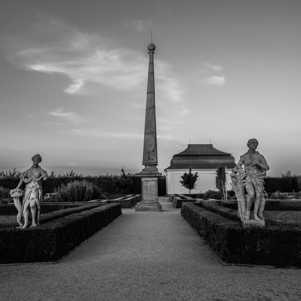 Obelisk s granátovým jablkem / Obelisk with a pomegranate