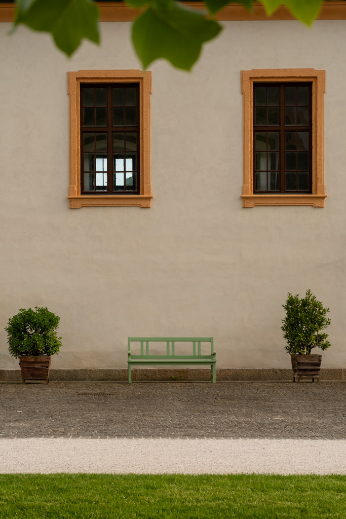 Na nádvoří / In the Courtyard