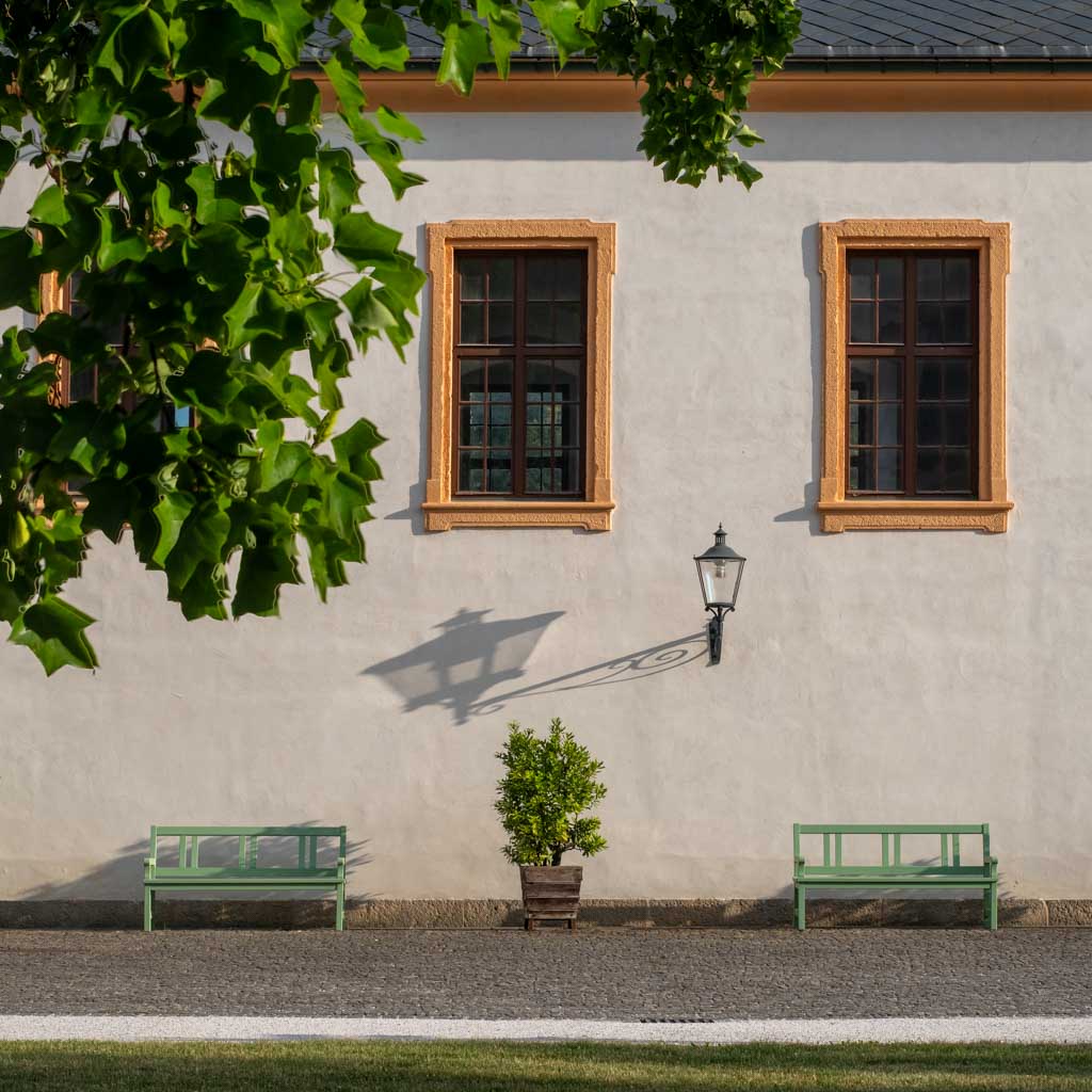 Na nádvoří / In the Courtyard